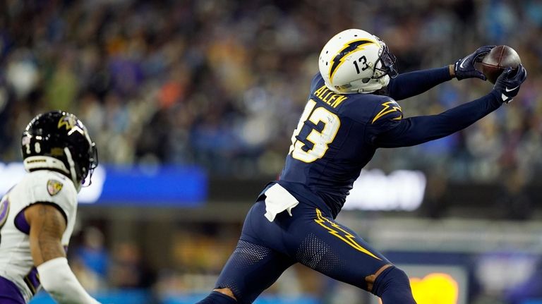 Los Angeles Chargers wide receiver Keenan Allen (13) makes a...