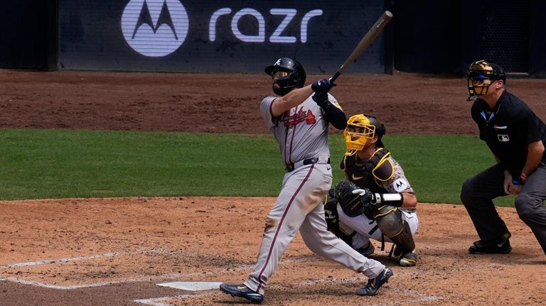 Atlanta Braves' Travis d'Arnaud watches his three-run home run during...