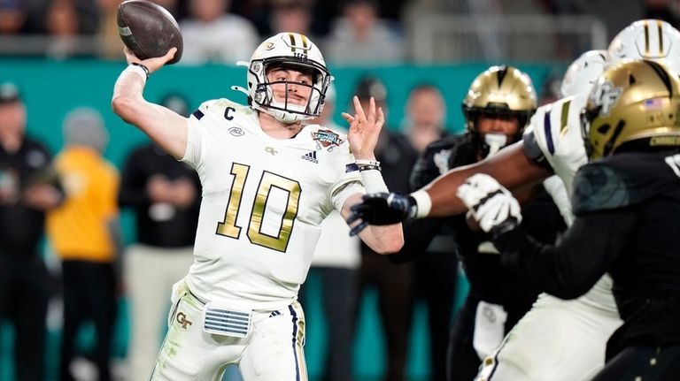 Georgia Tech quarterback Haynes King (10) throws a pass against...