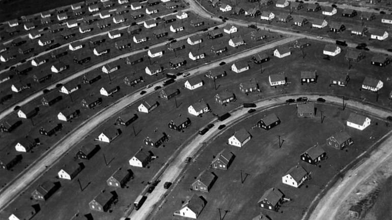An aerial photo from 1947 shows the new Levittown homes.