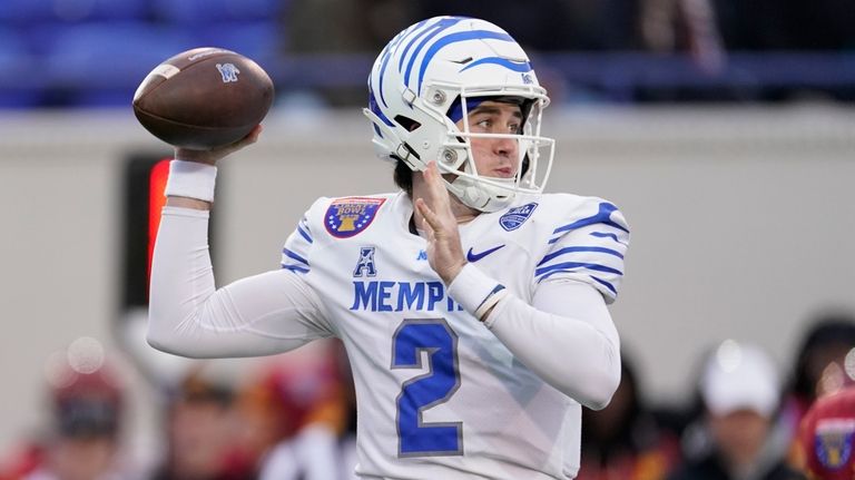 Memphis quarterback Seth Henigan (2) looks to throw a pass...