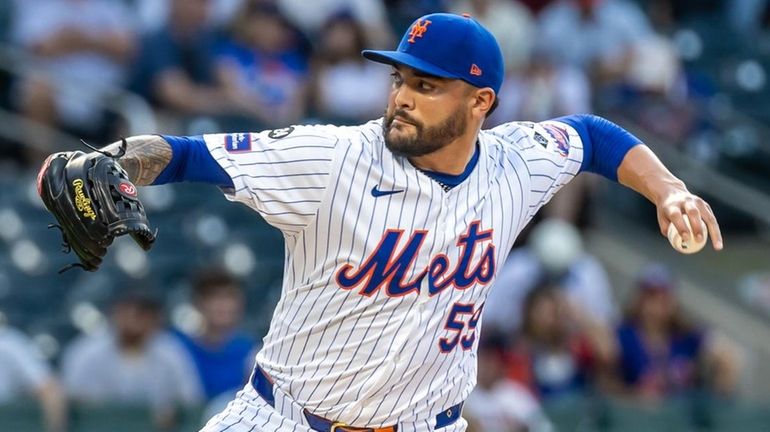 Mets starting pitcher Sean Manaea throws during the first inning against...