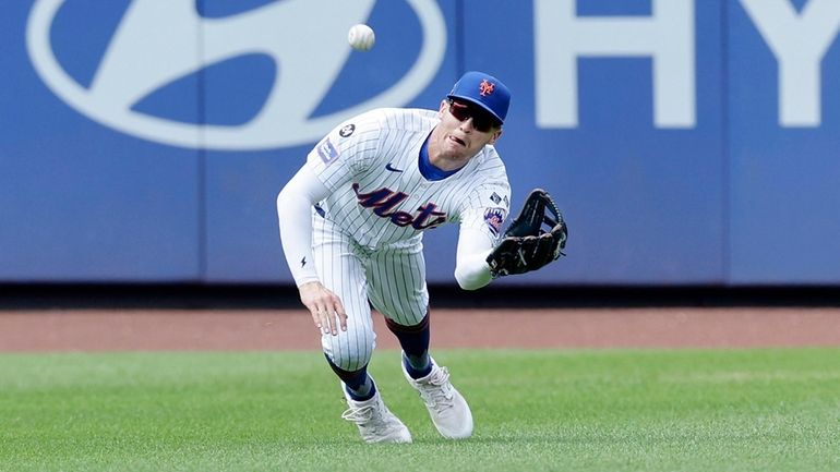 Brandon Nimmo #9 of the Mets makes a diving catch...