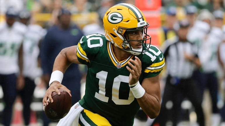 Rodgers, Packers lean on Jones, take care of Bears 27-10
