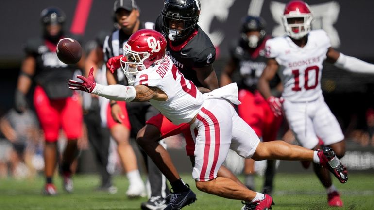 Oklahoma defensive back Billy Bowman Jr. (2) intercepts a pass...