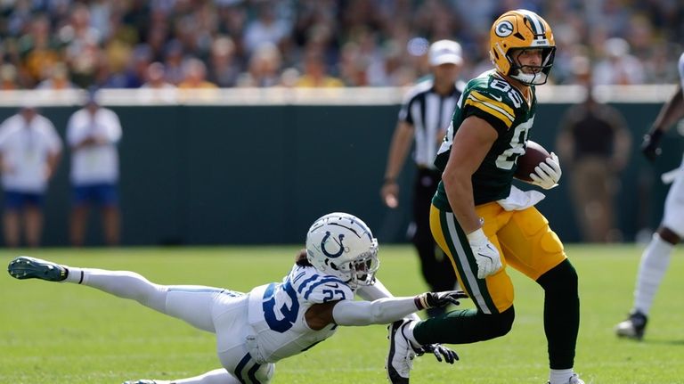 Green Bay Packers tight end Tucker Kraft (85) tries to...