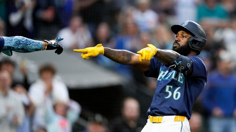 Seattle Mariners' Randy Arozarena celebrates with Julio Rodríguez, left, after...