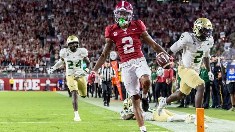 Alabama wide receiver Ryan Williams (2) scores a touchdown on...