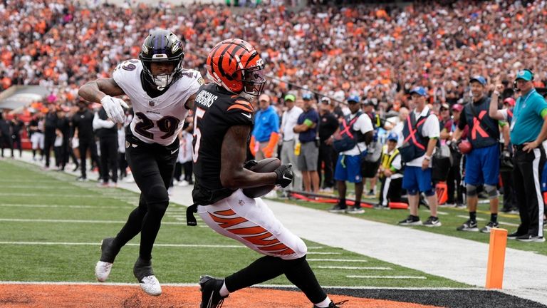 Cincinnati Bengals wide receiver Tee Higgins (5) catches a touchdown...