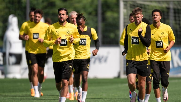 Borussia Dortmund's Emre Can, left, and Niclas Füllkrug and teammates...