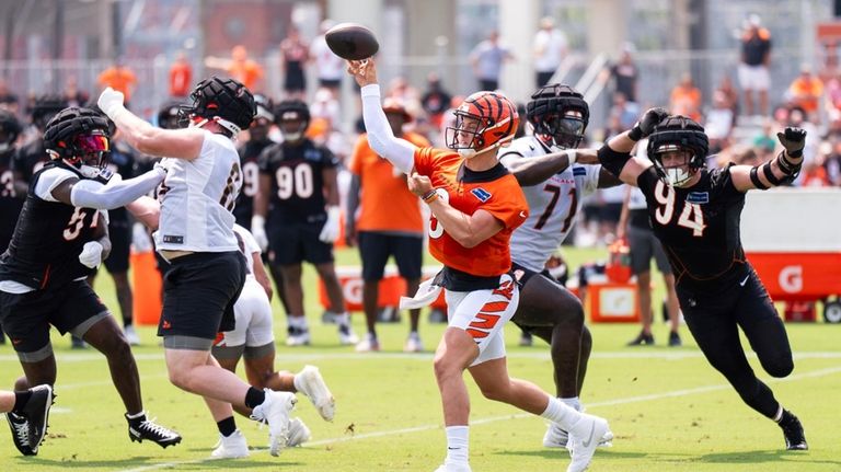 Cincinnati Bengals quarterback Joe Burrow (9) throws a pass during...