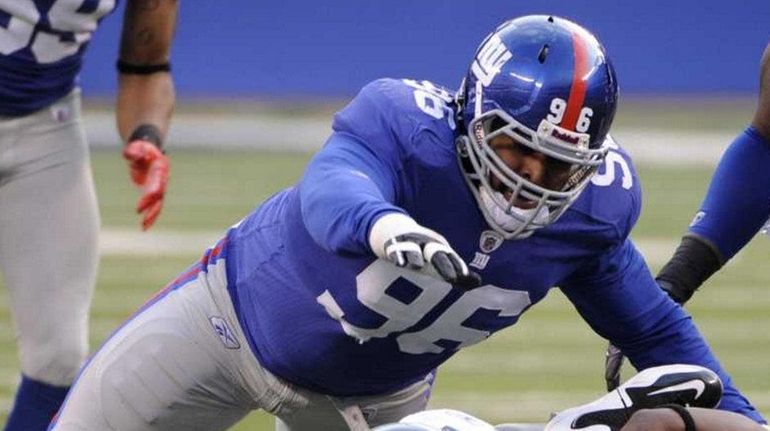 New York Giants defensive tackle Barry Cofield holds up a