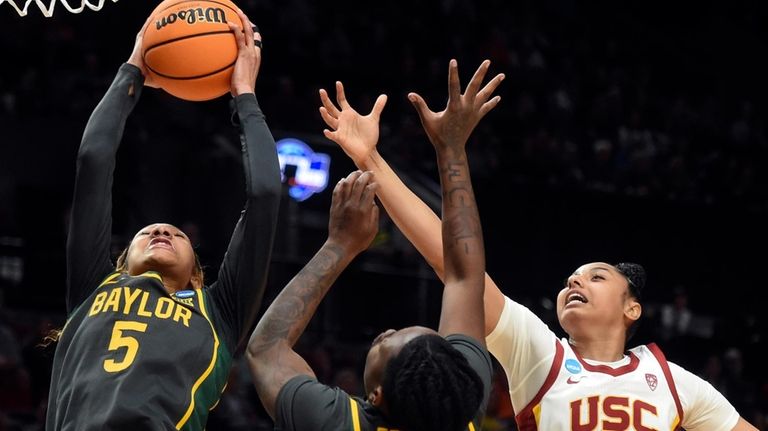 Baylor guard Darianna Littlepage-Buggs (5), Baylor forward Dre'Una Edwards, center,...