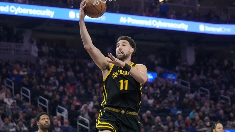 Golden State Warriors guard Klay Thompson (11) shoots against the...