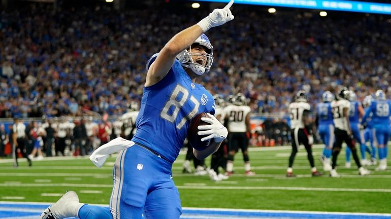 Detroit Lions tight end Sam LaPorta scores a touchdown against...