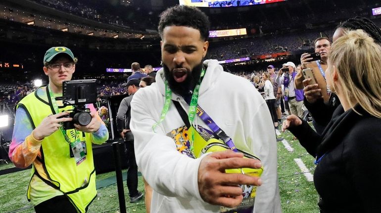 LSU Football Celebrates Championship With Cigars Despite Cops