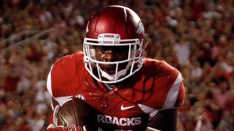 Arkansas' Jeremy Sprinkle (83) catches a pass in the end...