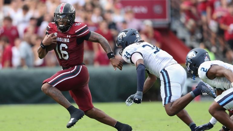 South Carolina quarterback LaNorris Sellers (16) runs away from Old...