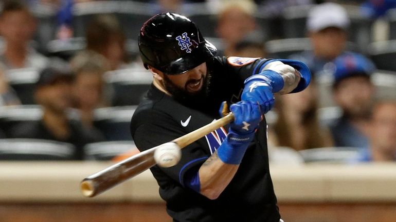 Tomas Nido of the New York Mets singles during the...