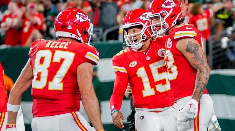 Chiefs' Patrick Mahomes sets the NFL record for the fastest to reach 200 TD  passes