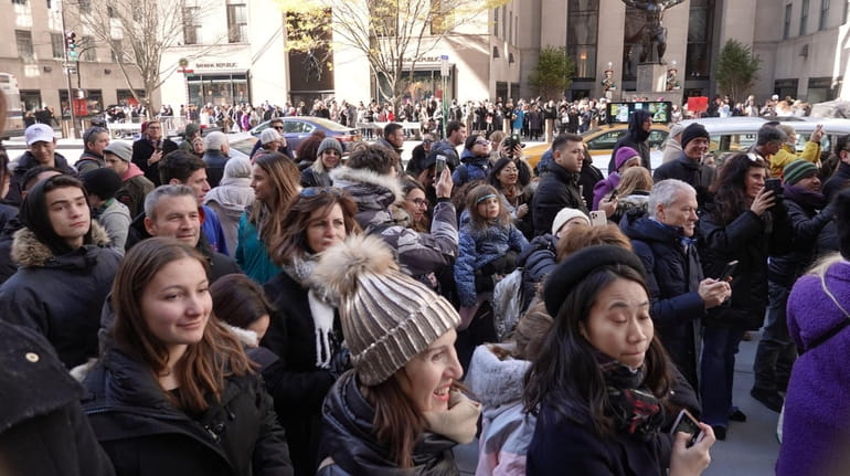 To Help Holiday Crowds, New York to Close Streets Near Rockefeller