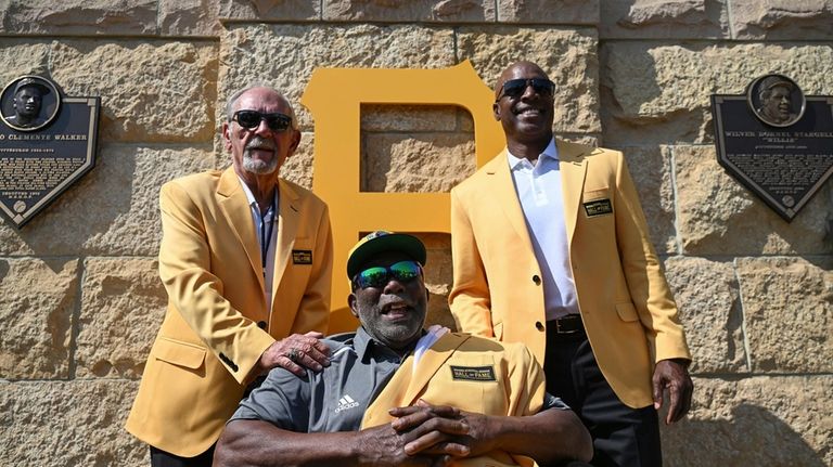 Former Pittsburgh Pirates manager Jim Leyland stands with players Barry...