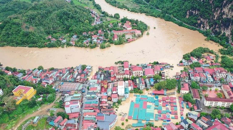 Flood triggered by Typhoon Yagi submerges houses in Lang Son...