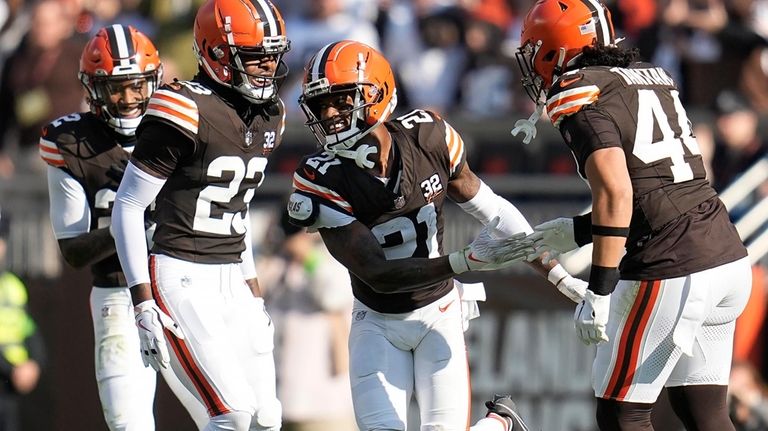 Cleveland Browns cornerback Denzel Ward (21) is congratulated by cornerback...