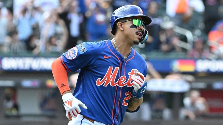 The Mets’ Mark Vientos runs on his solo home run against...