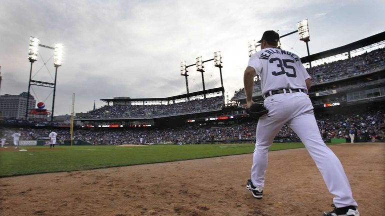 Detroit Tigers starting pitcher Justin Verlander walks to the mound...