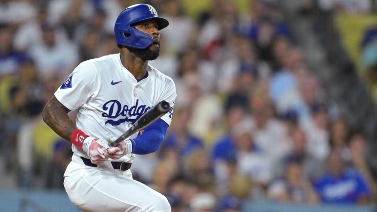 Los Angeles Dodgers Jason Heyward (23) hits a pinch hit...