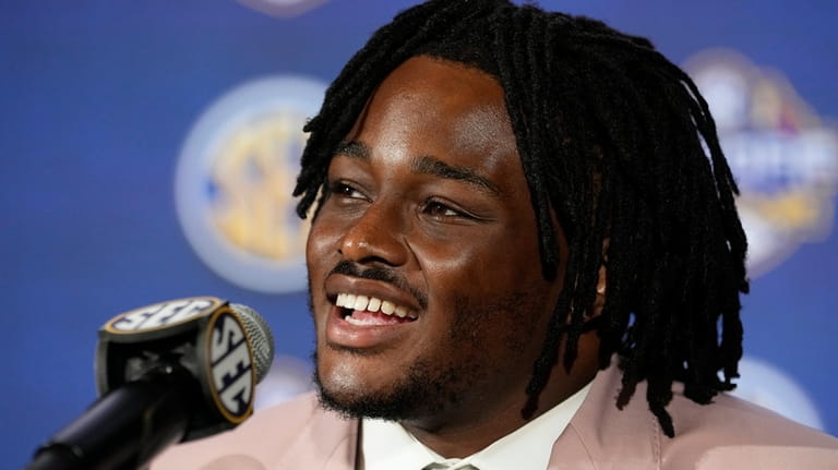 Alabama linebacker Dallas Turner responds to questions during NCAA college...