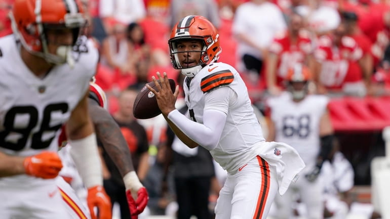 Cleveland Browns quarterback Kellen Mond (7) looks to pass during...